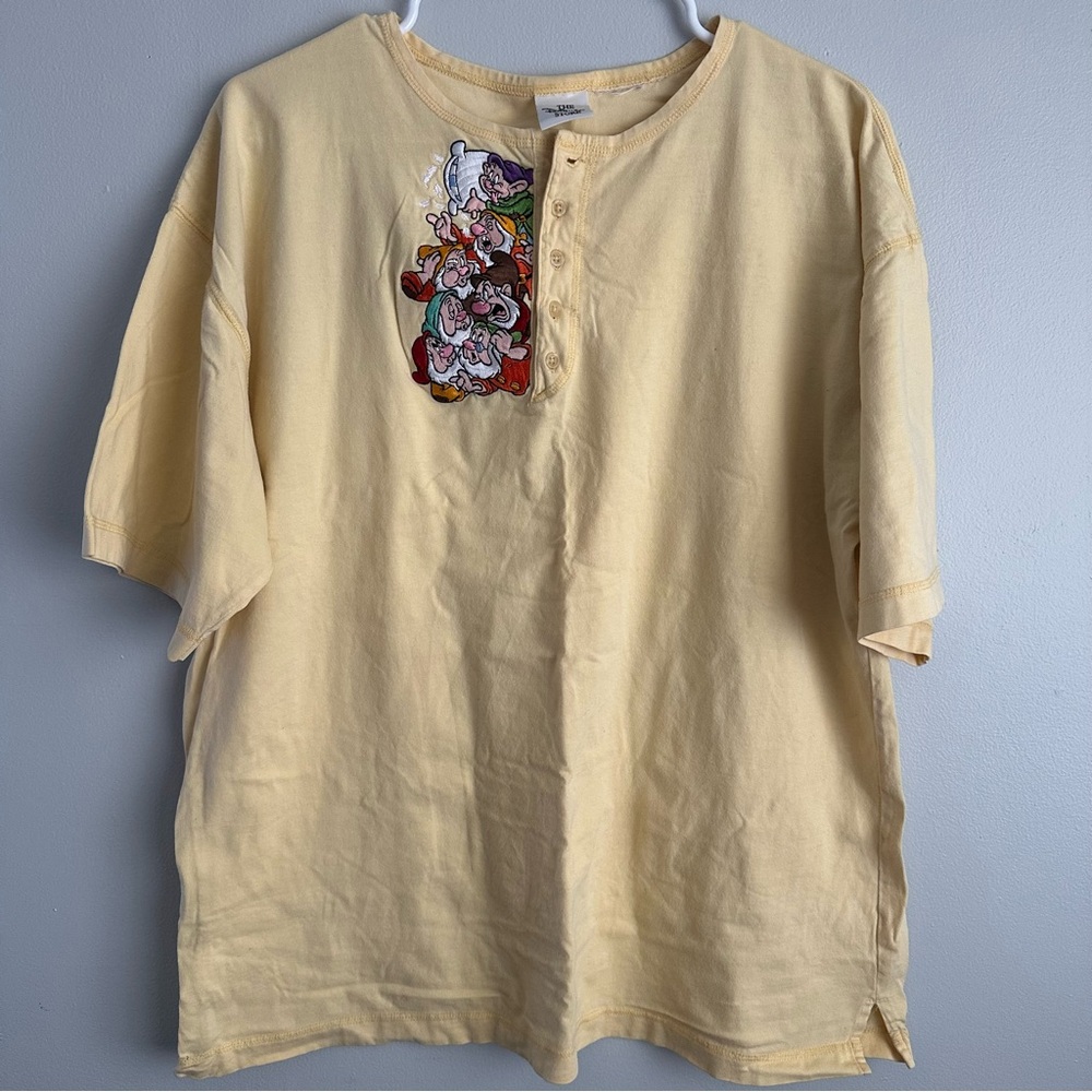 XL Embroidered Vintage Snow White and the Seven Dwarfs tshirt yellow Henley Tee